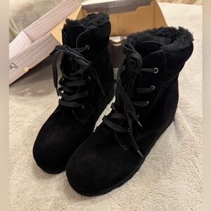 Women's BearPaw Phoebe Black Lace-Up Boots size 11 wide